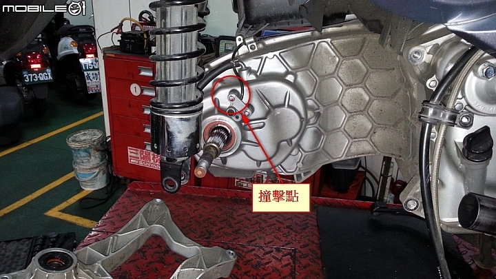 9/29早上發生在市民大道高架MAXSYM400故障事件,請車友立即檢查後輪ABS感應盤固定螺絲是否鬆弛以免造成行車危險