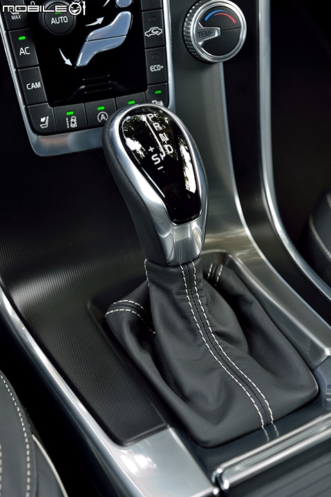 展現運動休旅特質 Volvo XC60 T5 R-Design 2014