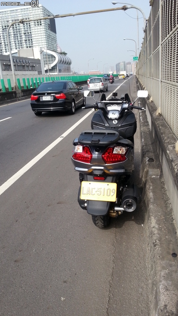 9/29早上發生在市民大道高架MAXSYM400故障事件,請車友立即檢查後輪ABS感應盤固定螺絲是否鬆弛以免造成行車危險