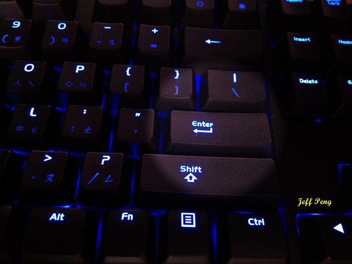 《簡易開箱文》Tt eSPORTS POSEIDON Z 波賽頓機械式鍵盤 (凱華青軸)