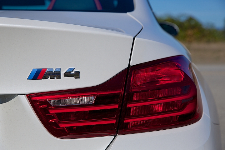 礦石白 BMW M4 Coupe 溫哥華代開箱