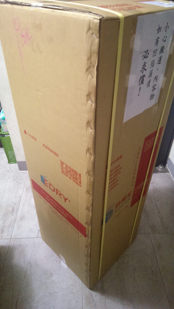 在網路上買了防潮箱 D-200C 防潮家生活系列 然後.....