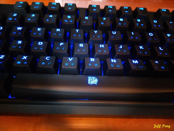 《簡易開箱文》Tt eSPORTS POSEIDON Z 波賽頓機械式鍵盤 (凱華青軸)