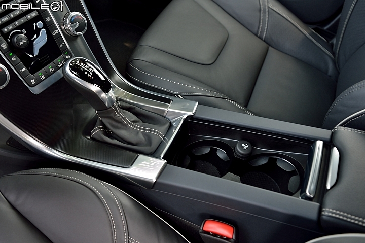 展現運動休旅特質 Volvo XC60 T5 R-Design 2014