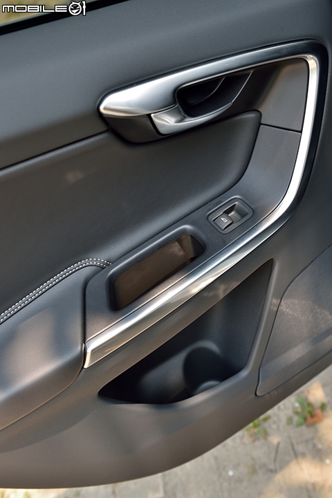 展現運動休旅特質 Volvo XC60 T5 R-Design 2014