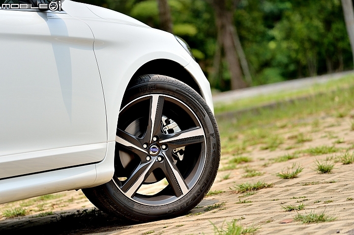 展現運動休旅特質 Volvo XC60 T5 R-Design 2014