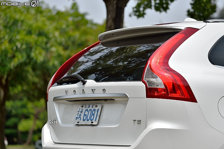 展現運動休旅特質 Volvo XC60 T5 R-Design 2014