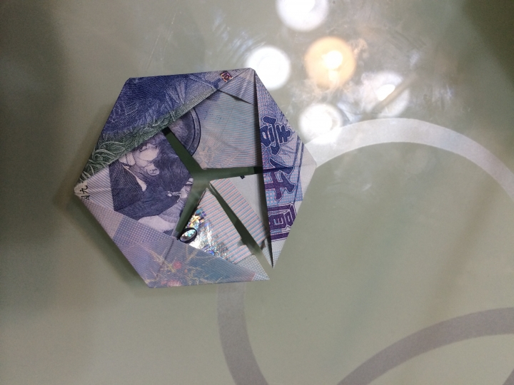 小弟分享如何用鈔票摺六芒星 XDD