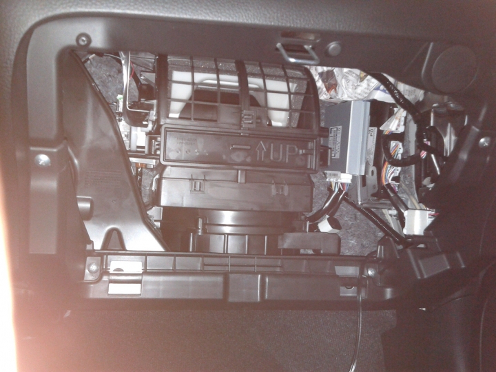 2014 Suzuki swift 拆下手套箱後驚見………