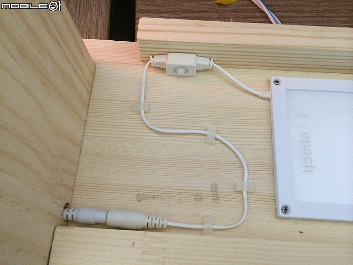 (分享) D.I.Y.突然自己做個小小電視支撐架附加層板燈