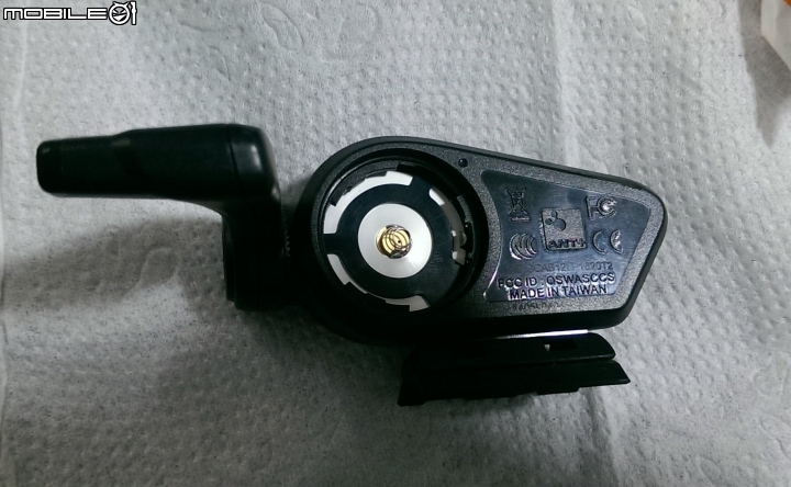 路況差,鋁車震動大,bryton踏頻感測器居然被小石頭彈到!