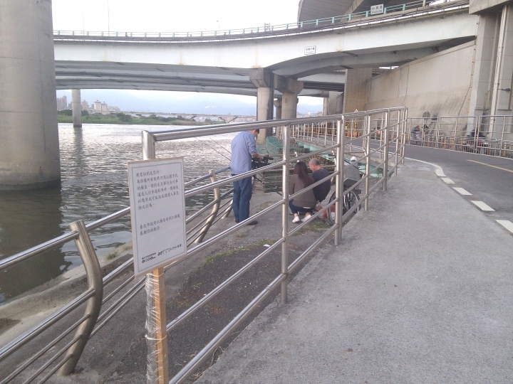 (更新補上現場完整圖)河濱騎單車竟遭釣客釣到~我上鉤了該怎麼辦?