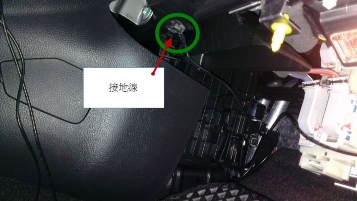 用保險絲車用電源擴充器解決 kuga 12v 熄火斷電的需求(修正擴充盒插入之方向為朝右)