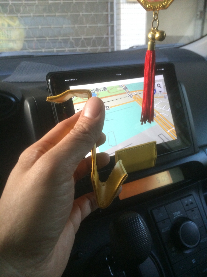 最便宜與實用的車用ipad mini/ iphone或手機置放架---大創39元,手機立架