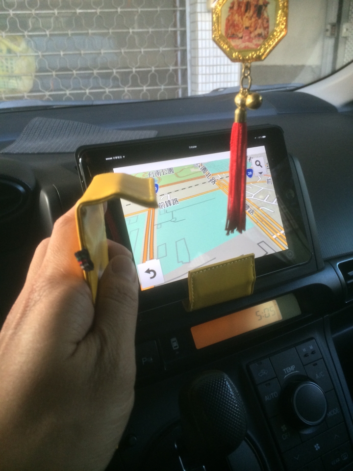 最便宜與實用的車用ipad mini/ iphone或手機置放架---大創39元,手機立架