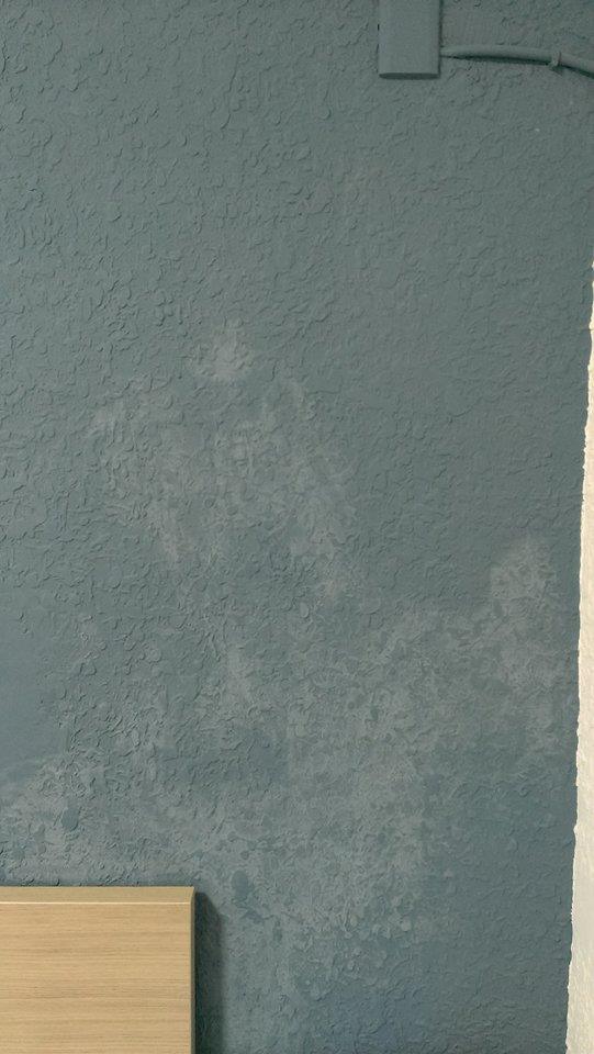 請問這是牆壁濕氣重‵壁癌,還是其他問題所造成的?跪求高手意見