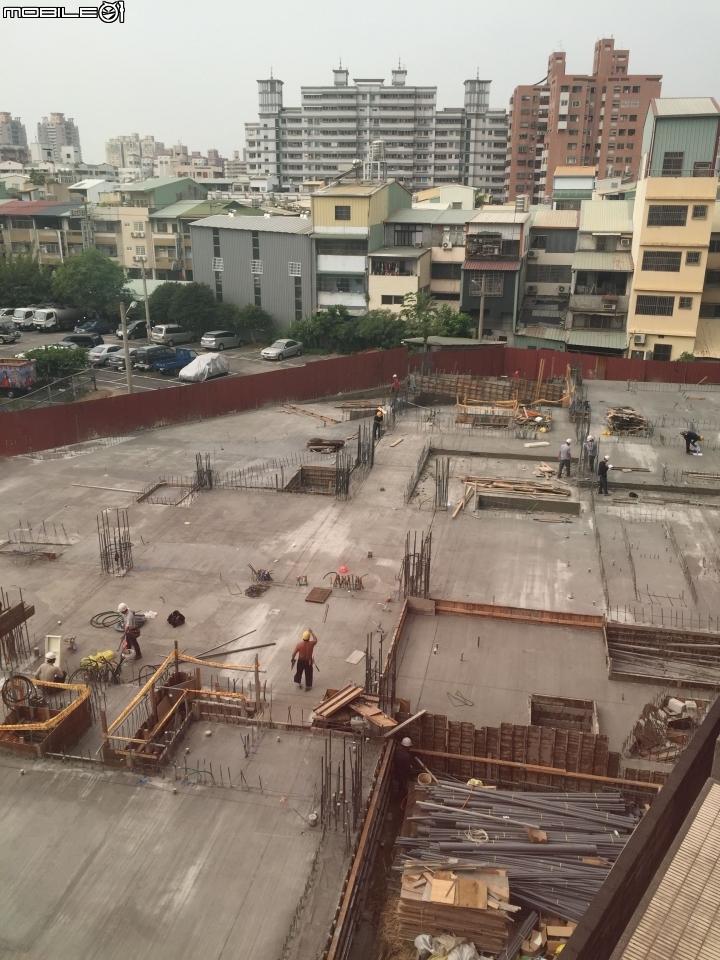 請問住家隔壁先建後售建案,這樣蓋的速度是否合理?
