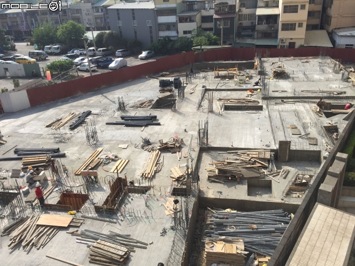 請問住家隔壁先建後售建案,這樣蓋的速度是否合理?
