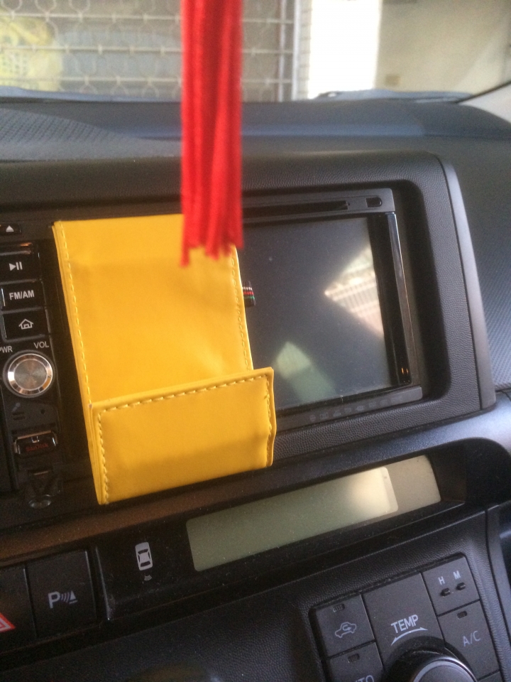 最便宜與實用的車用ipad mini/ iphone或手機置放架---大創39元,手機立架