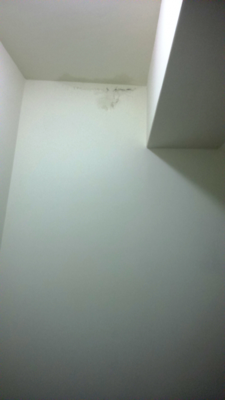 高雄新建案之這是壁癌還是水氣未乾?(12/6已找出原因,並修繕完成)