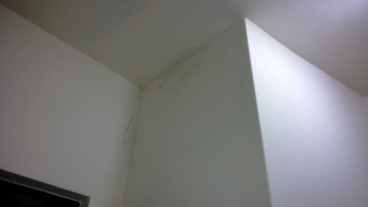 高雄新建案之這是壁癌還是水氣未乾?(12/6已找出原因,並修繕完成)