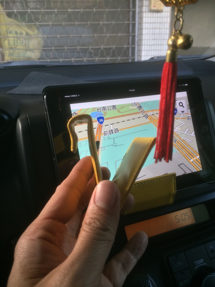 最便宜與實用的車用ipad mini/ iphone或手機置放架---大創39元,手機立架