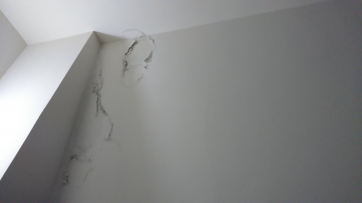 高雄新建案之這是壁癌還是水氣未乾?(12/6已找出原因,並修繕完成)