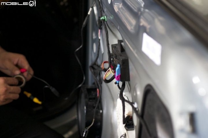 Sharan 升級4路DVR行車記錄器與倒車、左右轉盲區顯示