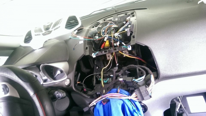 本月15日購買EcoSport(小白豬)...升級多合一主機時發現原廠CD主機後方鐵桿鏽蝕嚴重!!!!