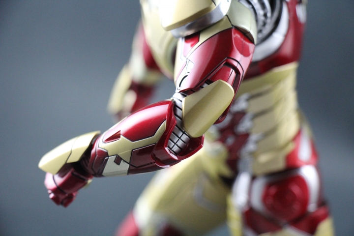 【開箱】 女王大心之Hot Toy 鋼鐵人MK 42 & Egg Attack 鋼鐵人MK 5聯手出擊
