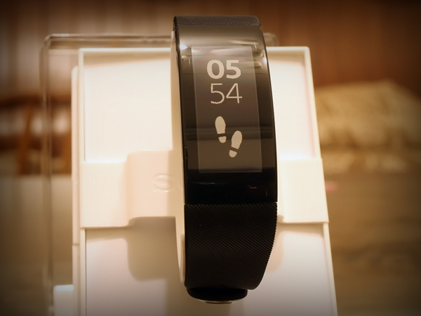 來自 星際效應後的時尚科技 SONY SMARTBAND TALK
