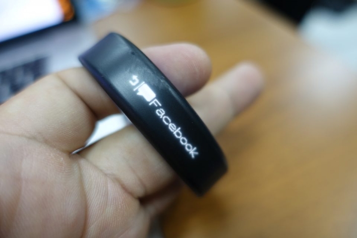 穿戴手環新選擇--SONY Smartband Talk