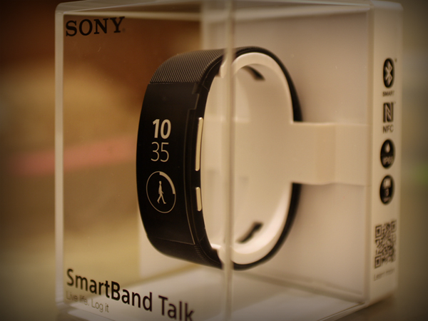 來自 星際效應後的時尚科技 SONY SMARTBAND TALK
