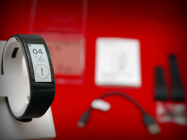 來自 星際效應後的時尚科技 SONY SMARTBAND TALK