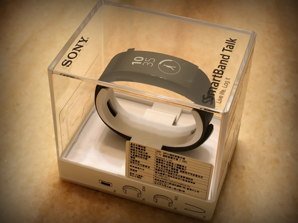 來自 星際效應後的時尚科技 SONY SMARTBAND TALK
