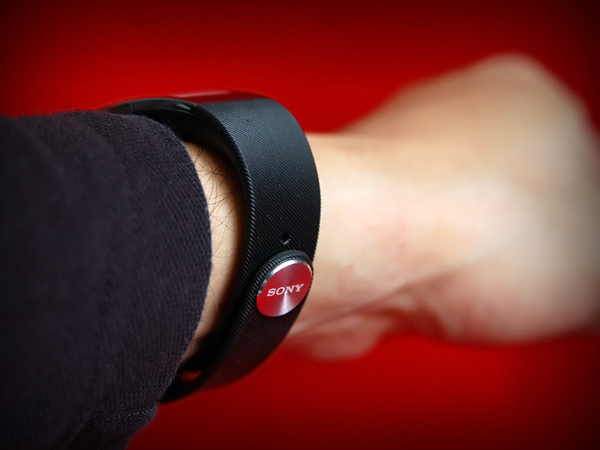 來自 星際效應後的時尚科技 SONY SMARTBAND TALK