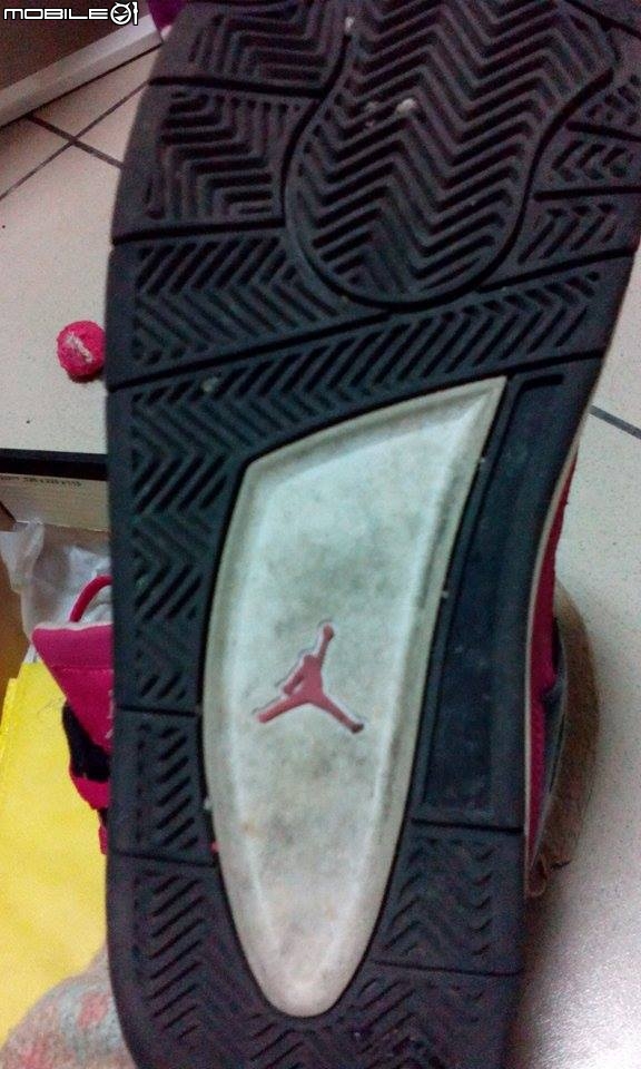 請問GIRLS AIR JORDAN 4真假