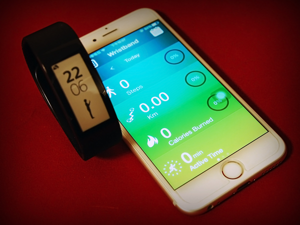 來自 星際效應後的時尚科技 SONY SMARTBAND TALK
