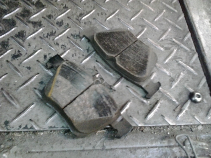 golf 7剎車皮咬死黏在碟盤造成異音