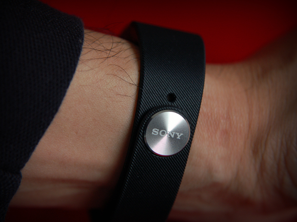 來自 星際效應後的時尚科技 SONY SMARTBAND TALK