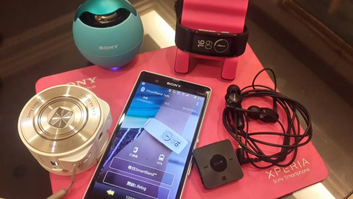 時尚簡約 科技?還是精品!?? 智慧型穿戴裝置新選擇 SONY SmartBand Talk
