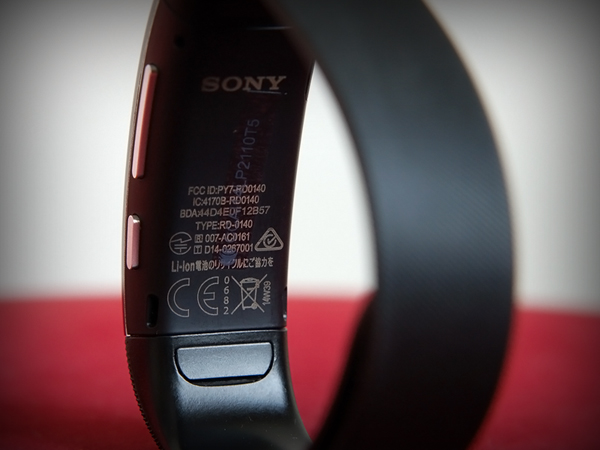 來自 星際效應後的時尚科技 SONY SMARTBAND TALK