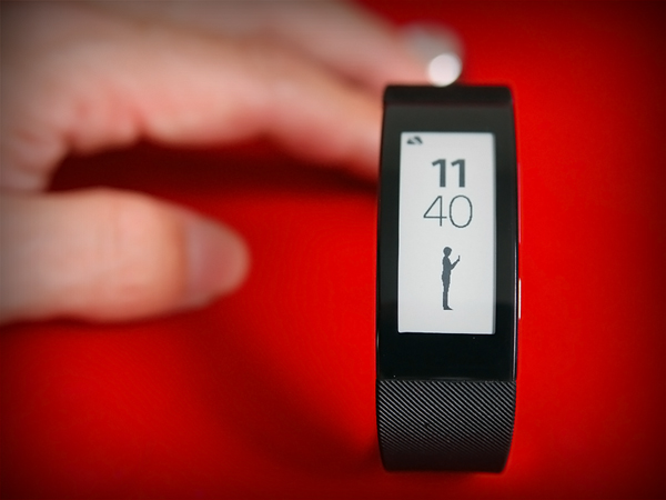 來自 星際效應後的時尚科技 SONY SMARTBAND TALK