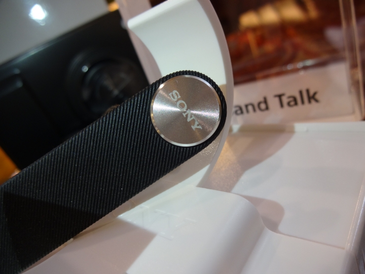 時尚簡約 科技?還是精品!?? 智慧型穿戴裝置新選擇 SONY SmartBand Talk