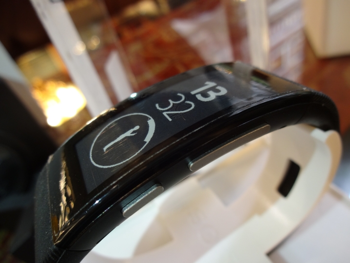 時尚簡約 科技?還是精品!?? 智慧型穿戴裝置新選擇 SONY SmartBand Talk
