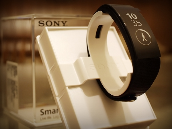 來自 星際效應後的時尚科技 SONY SMARTBAND TALK