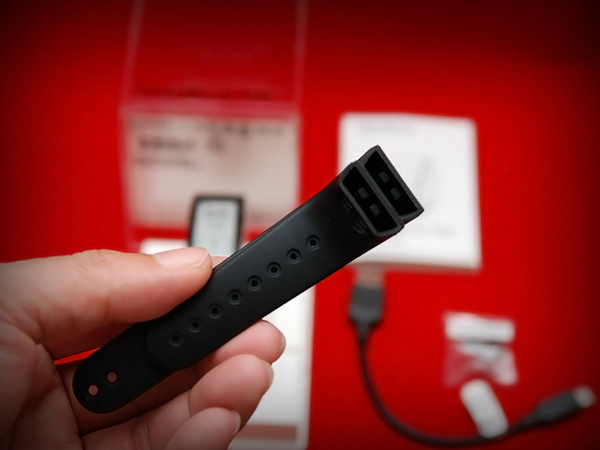 來自 星際效應後的時尚科技 SONY SMARTBAND TALK