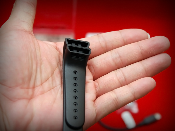 來自 星際效應後的時尚科技 SONY SMARTBAND TALK