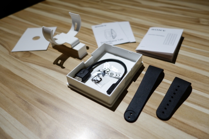 【開箱】實踐智慧生活,簡約時尚的延伸!SONY Smartband Talk SWR30 智慧手環簡易開箱