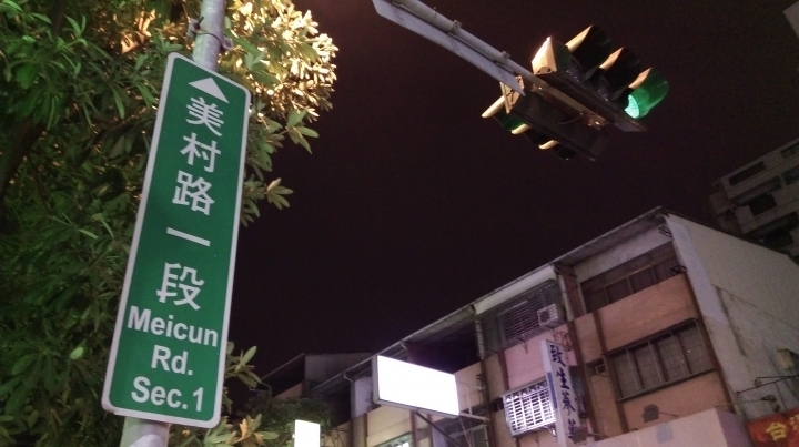 開箱!HTC Desire 820 白藍開封加夜拍比較